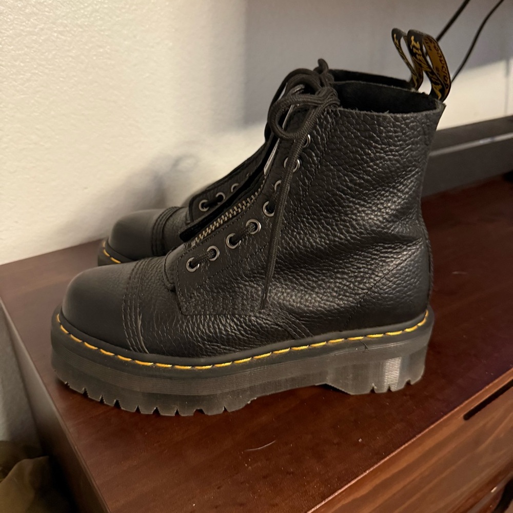 Dr Martens Sinclair black pebbled leather zip front boots US 8